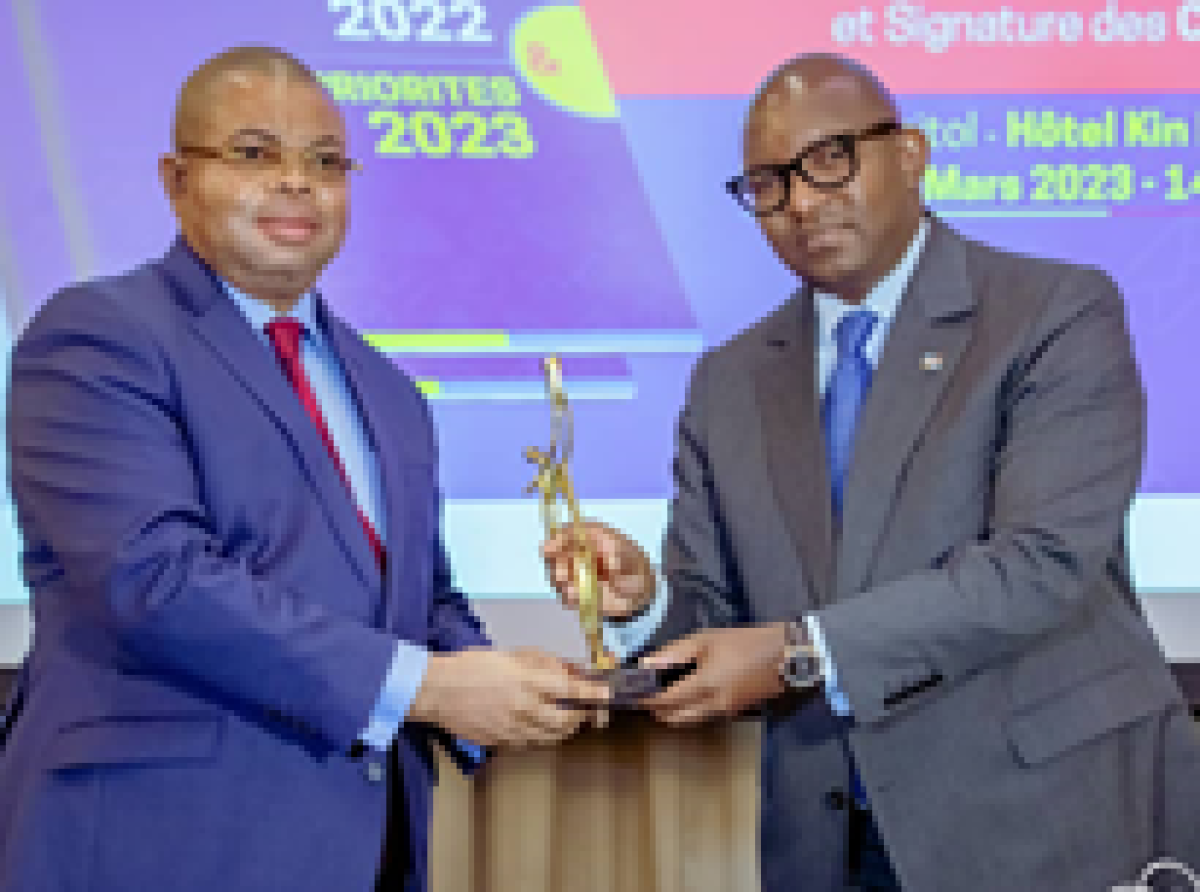 Remise de prix symbolique au DG de la DGI, Barnabé Muakadi