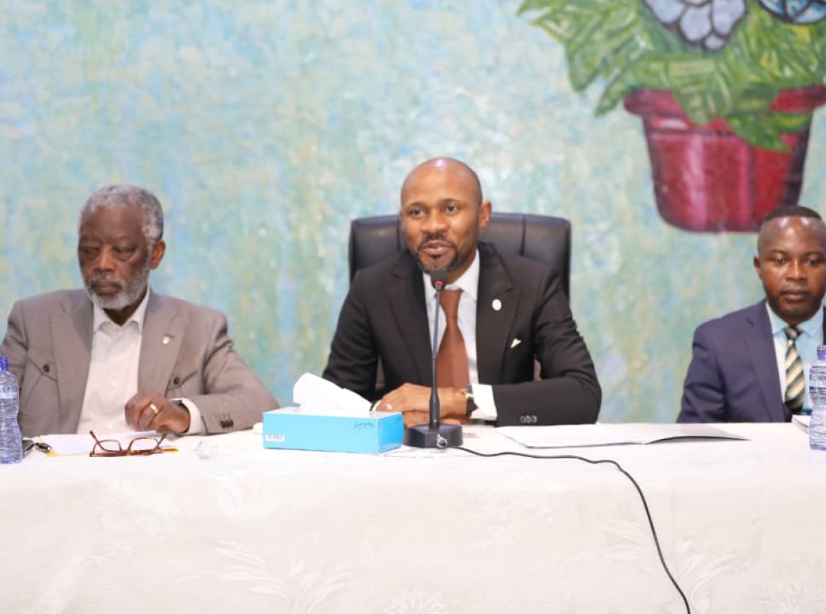 Patrick Muyaya au milieu, Elvis Mutiri à sa droite et Gaby Kuba à sa gauche