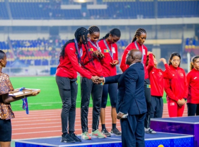 IXès Jeux de la Francophonie, Paul Diakese remet les médailles aux vainqueurs du 4×400 Relais-Femmes