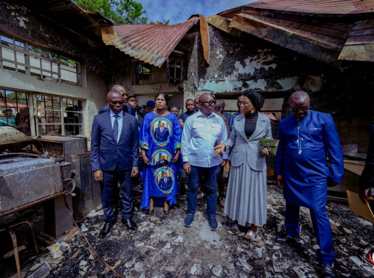 Kolwezi :  Sama Lukonde assiste les élèves victimes d’un incendie