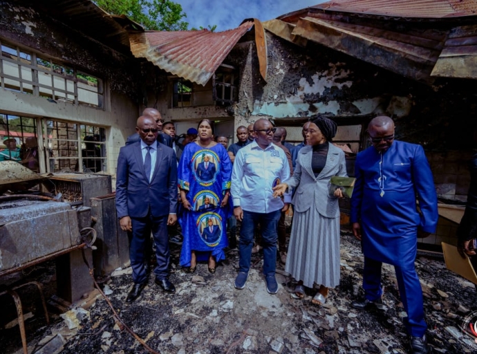 Kolwezi :  Sama Lukonde assiste les élèves victimes d’un incendie