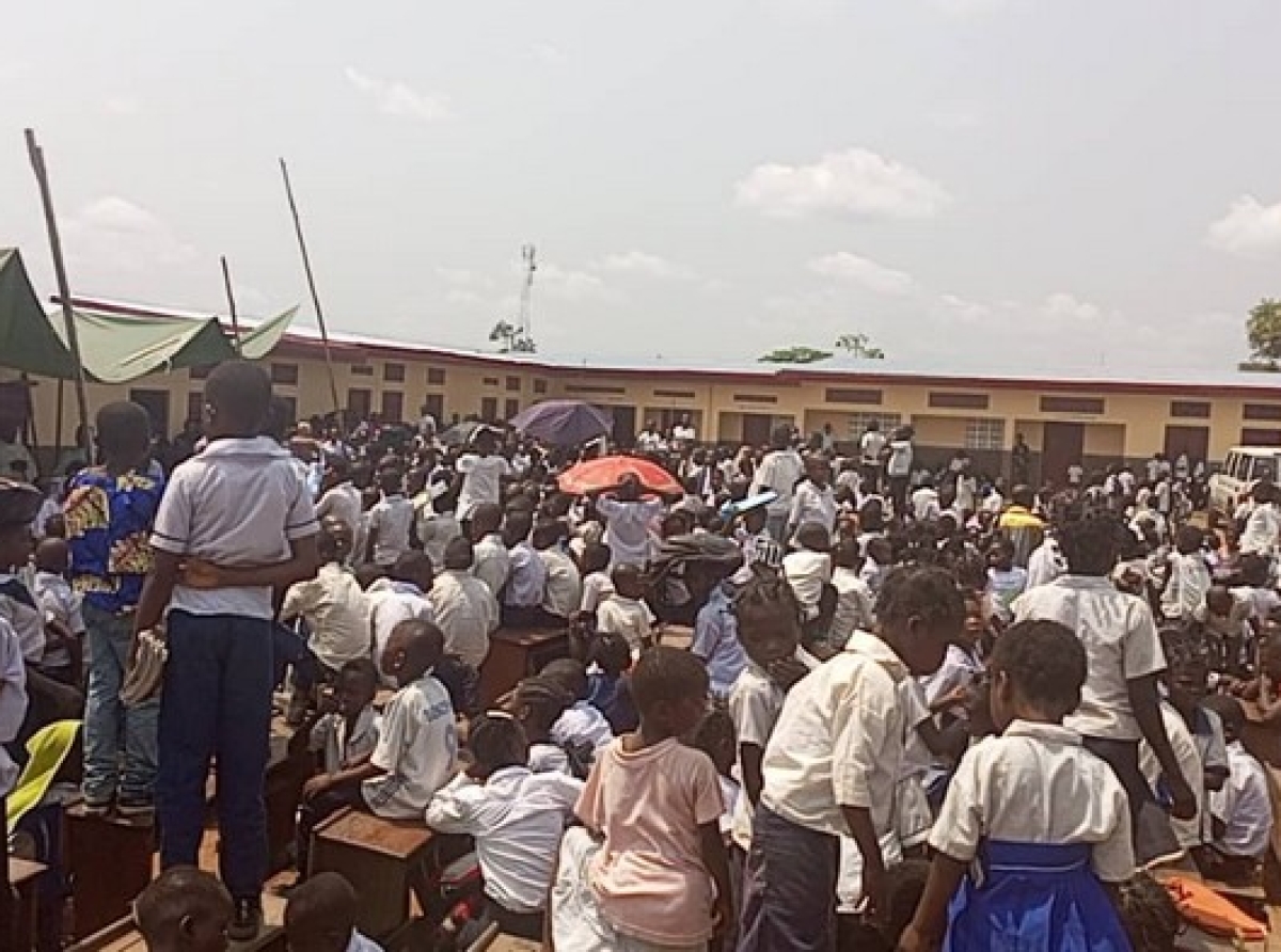 Kasaï Central: Mgr Pierre-Célestin Tshitoko Mamba remet officiellement l’Ecole Primaire Bilomba 1 à ses bénéficiaires