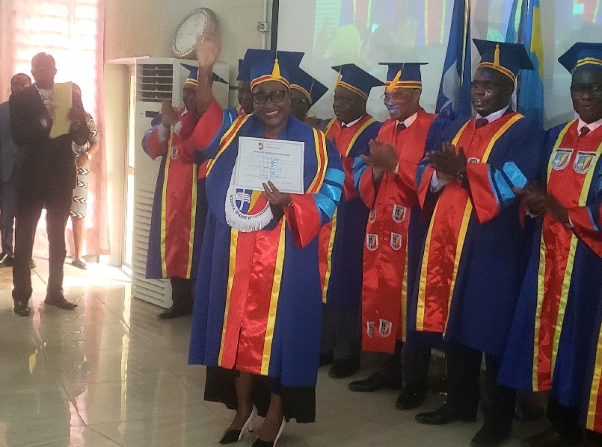 Pour sa lutte pour le droit à l’éducation de la femme et la paix en RDC, L’Université de Kinshasa décerne le Doctorat Honoris Causa à Débora Kayembe