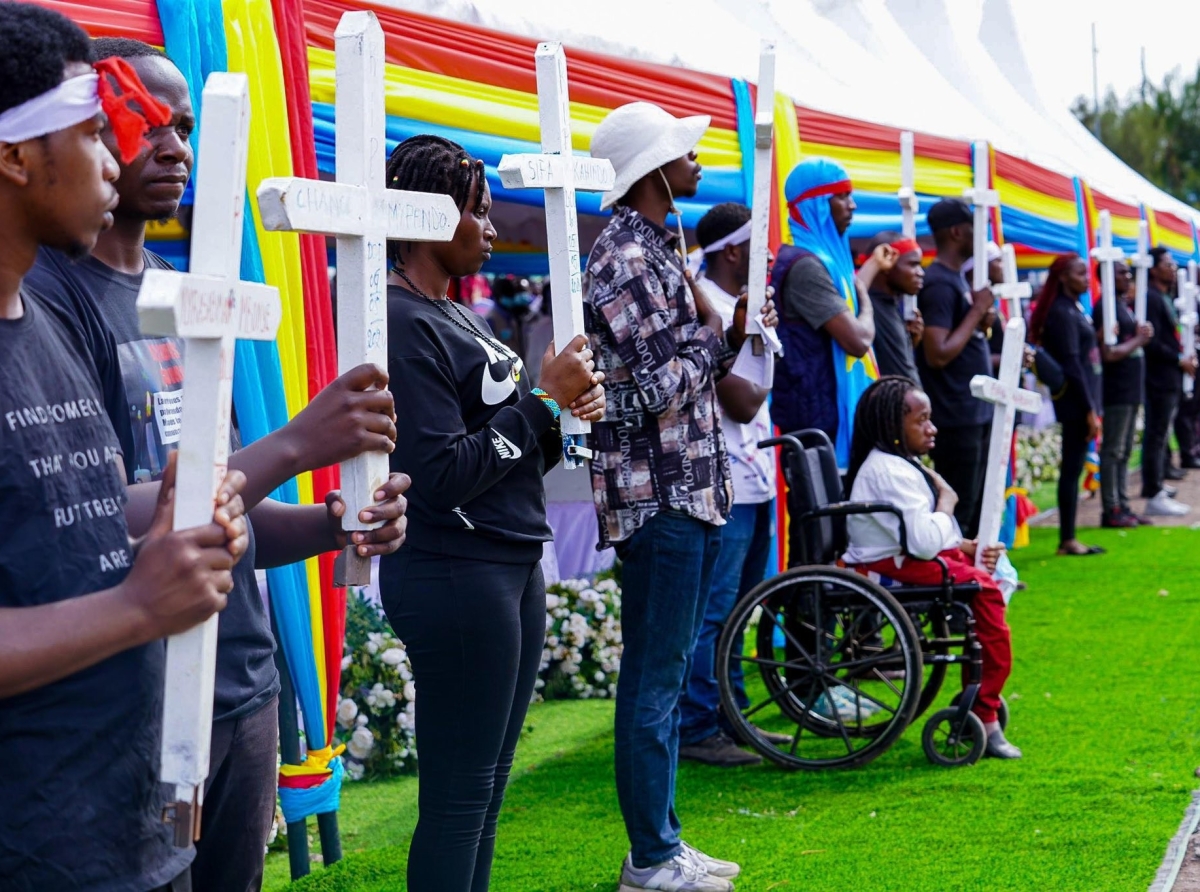Inhumation des victimes du bombardement de Mugunga : Mise en place des catafalques en blanc à l’esplanade du stade de Goma