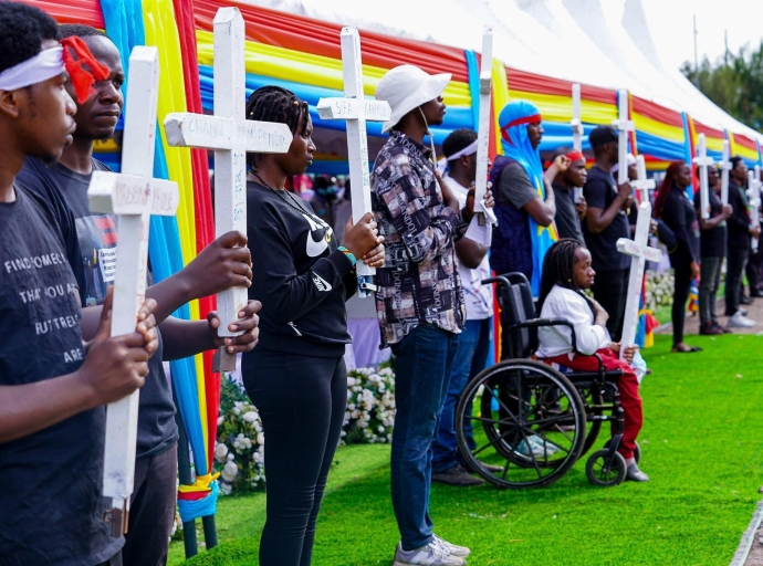 Inhumation des victimes du bombardement de Mugunga : Mise en place des catafalques en blanc à l’esplanade du stade de Goma