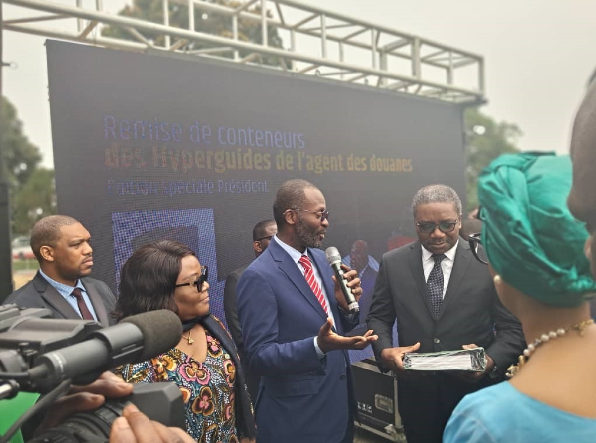 Lutte contre la fraude et la corruption à la douane, DGDA : Anthony Nkinzo remet les Hyperguides de l’agent des douanes à Bernard Kabese