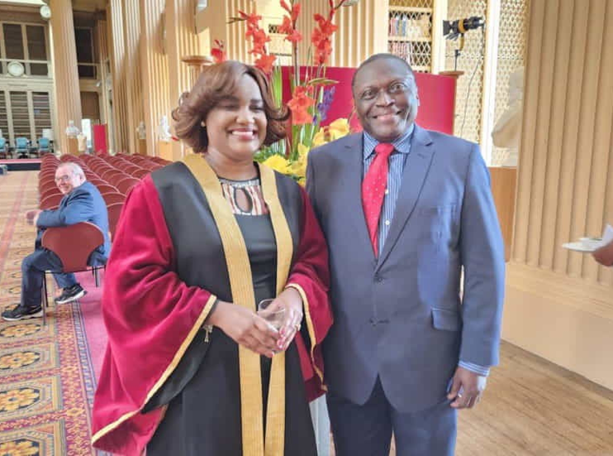 L'Ambassadeur de la RDC au Royaume-Uni, Prof Ngokwey Ndolamb, posant avec Dr Déborah Kayembe, à l'honneur de l'initiative'' la personne du mois '' de juillet 2024