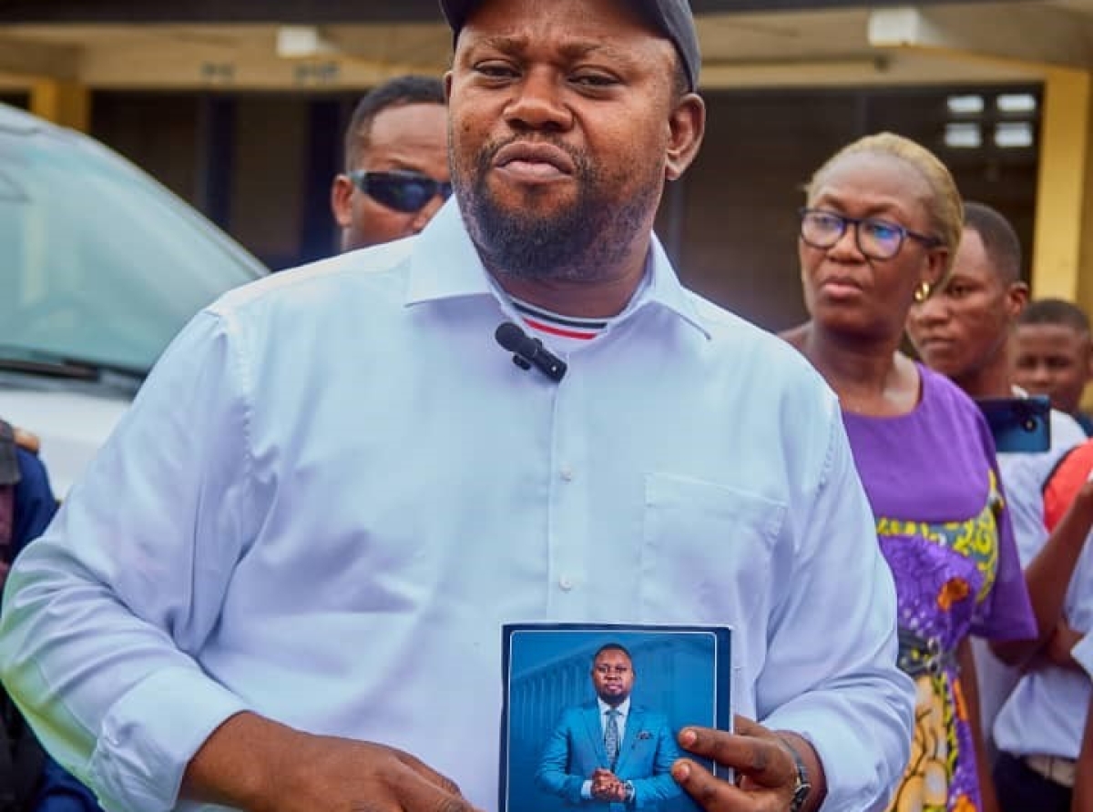 Vice-Ministre de la Justice et Contentieux International : Me Samuel Mbemba Kabuya offre des fournitures scolaires et redonne le sourire aux orphelins de Lukunga