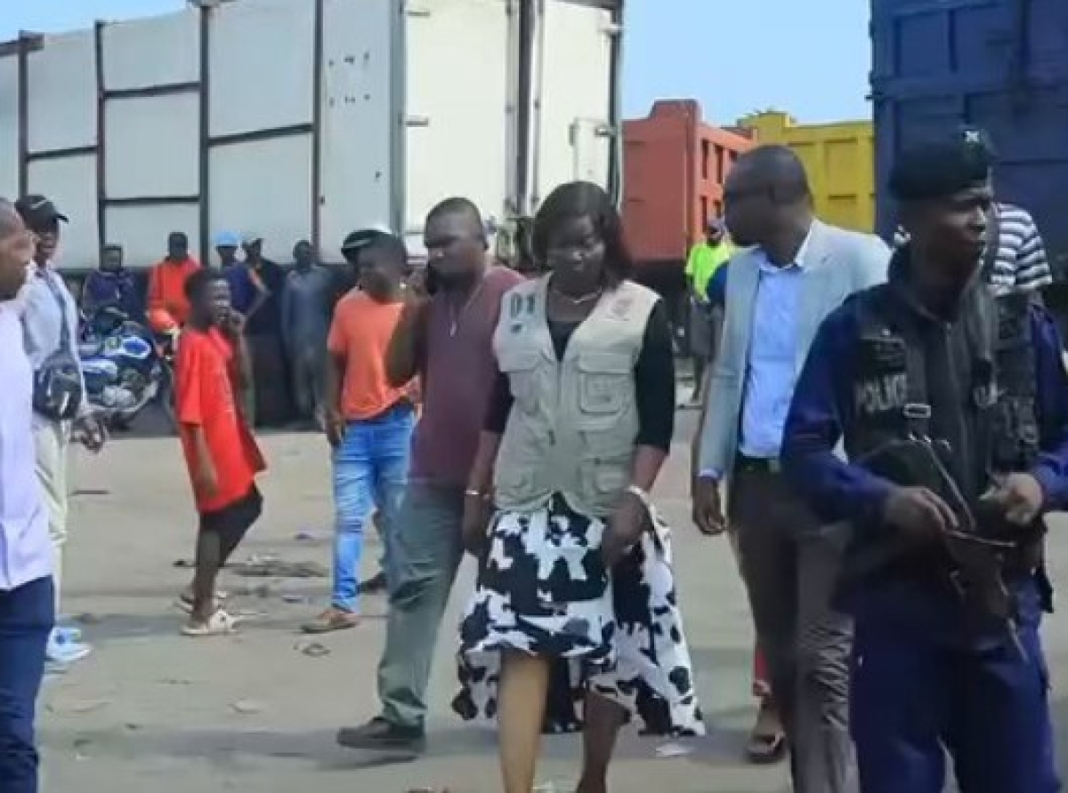 La saisie de 209 ballots de tenues militaires à Limete, relance le débat sur la porosité des frontières en RDC