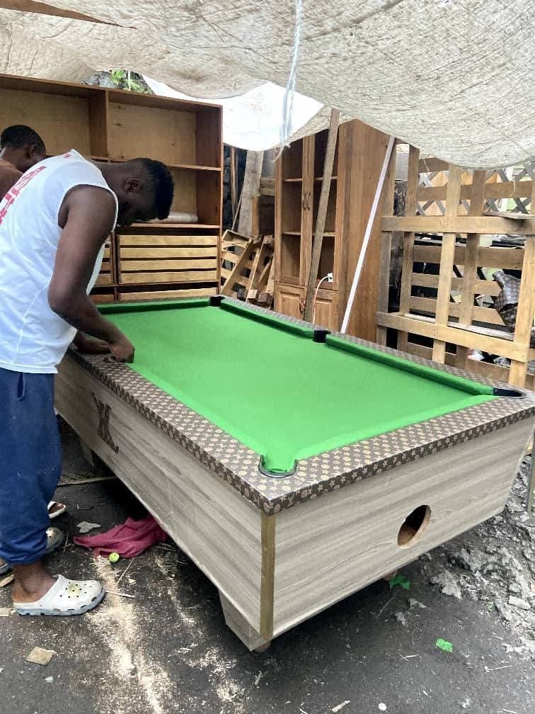 Entrepreneuriat local, Goma : deux jeunes menuisiers fabriquent localement des tables de billard