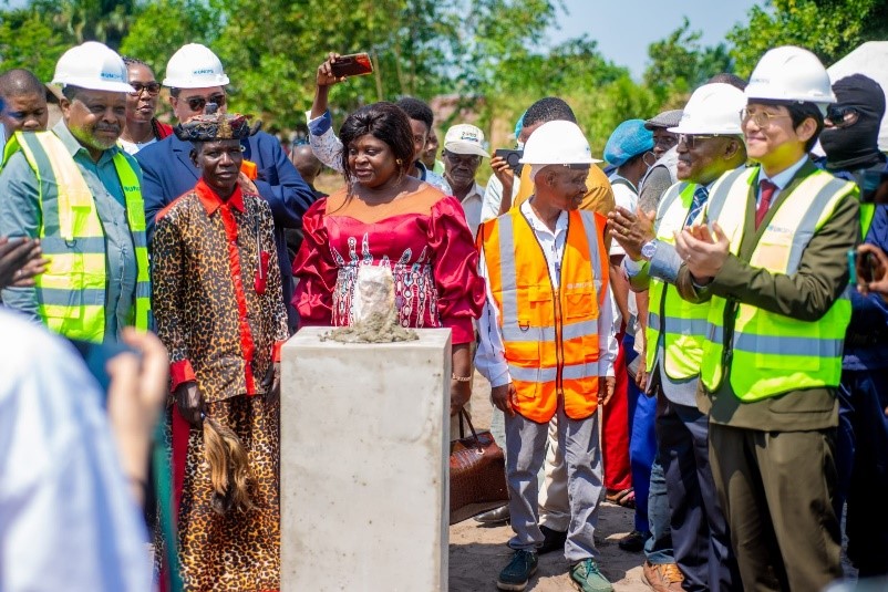 Pose de la 1ère pierre pour le Projet ‘’Amélioration de la Santé de la mère et de l’Enfant’’, Kwango : la KOICA engagée dans le renforcement du système de Santé en RDC