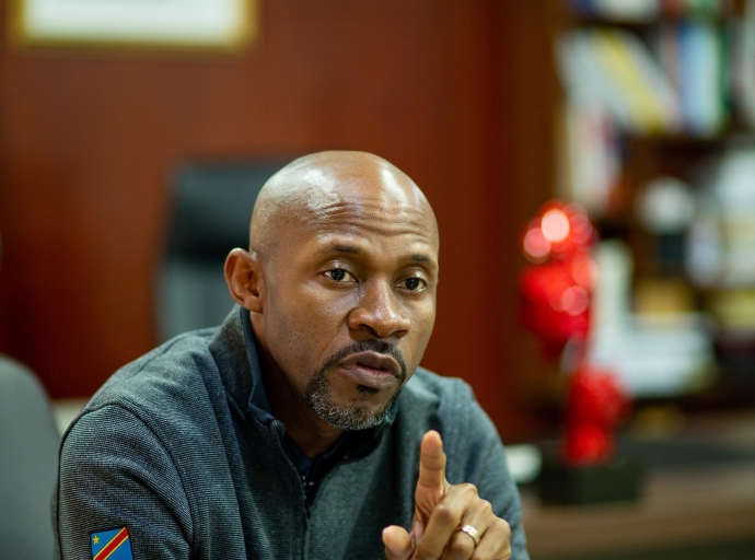 Un an de gestion rigoureuse, des sacrifices et d’engagement, Gouvernement Suminwa : Patrick Muyaya avance un bilan positif du processus d’instauration du nouveau narratif !