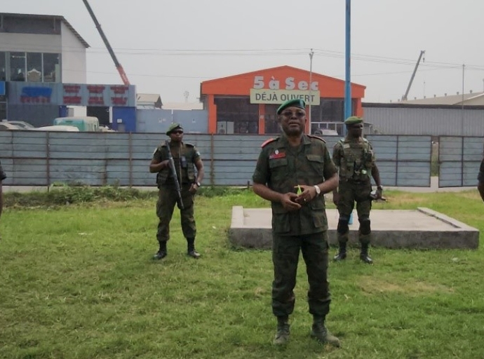 Lors d'une grande parade à Kinshasa , FARDC : le Général Sylvain Ekenge présente deux nouveaux adjoints de SCIFA