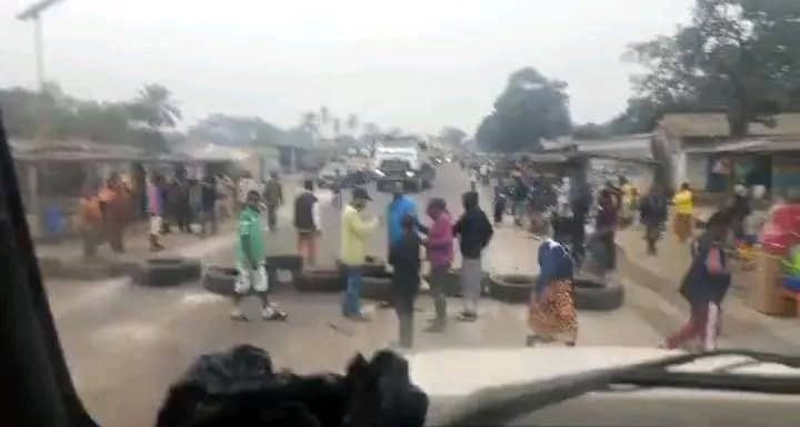 La RN1 bloquée à Luila, Kongo Central : la population en colère exige des mesures de sécurité face à l’insécurité grandissante !