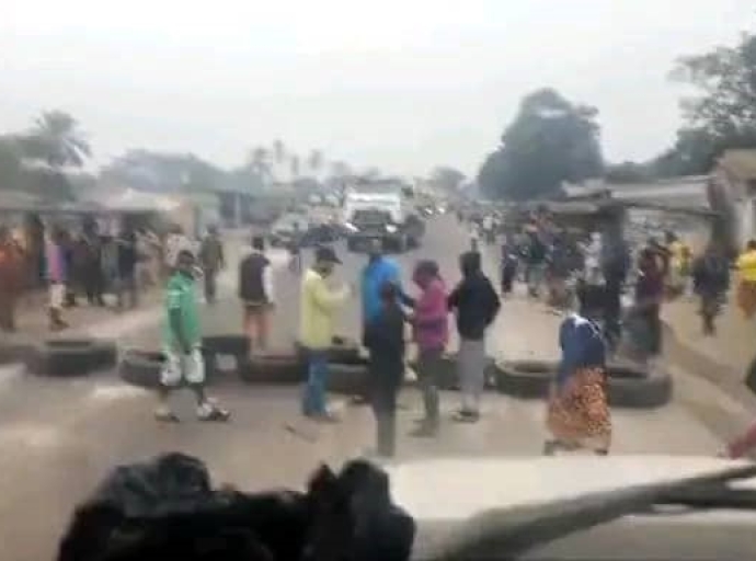 La RN1 bloquée à Luila, Kongo Central : la population en colère exige des mesures de sécurité face à l’insécurité grandissante !
