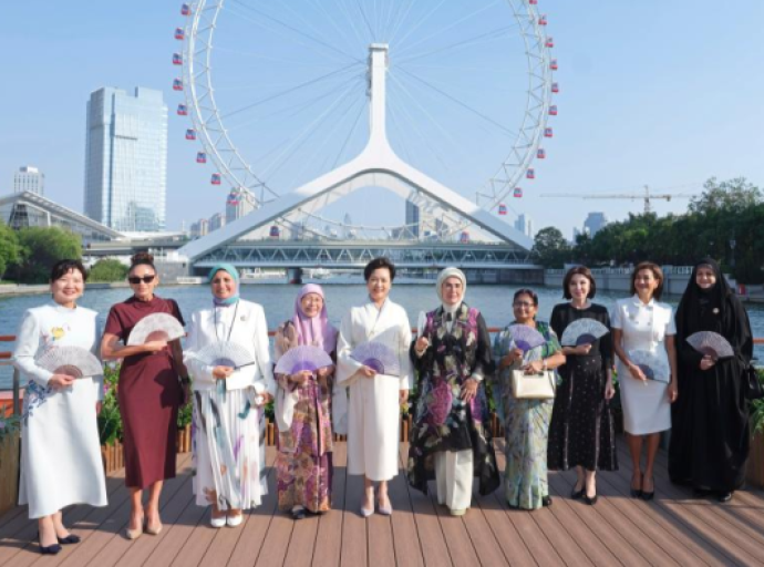 Peng Liyuan invite les épouses des dirigeants étrangers participant au sommet de l'OCS à faire une croisière à Tianjin