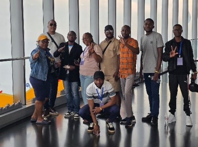 &quot;En séminaire depuis plus d'une semaine à Changsha&quot;, La délégation de journalistes congolais découvre la Tour de Shanghai, deuxième gratte-ciel plus haut au monde