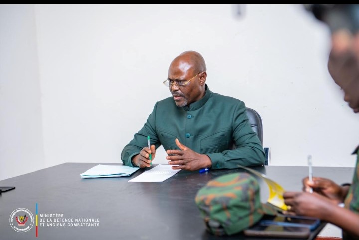 Défense : Guy Kabombo Muadiamvita en visite à la base militaire de Kitona !