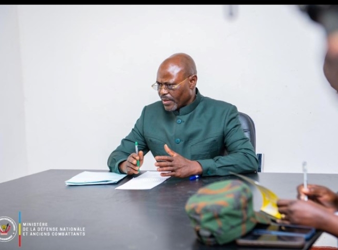 Défense : Guy Kabombo Muadiamvita en visite à la base militaire de Kitona !