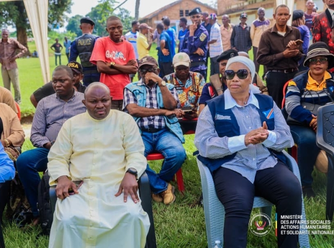 Kisangani : Eve Bazaïba encourage les déplacés à retourner volontairement dans leurs villages