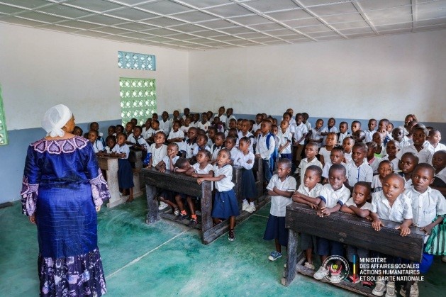 Basoko: Eve Bazaïba dote les élèves de l'Ecole Primaire Bolingo des kits scolaires
