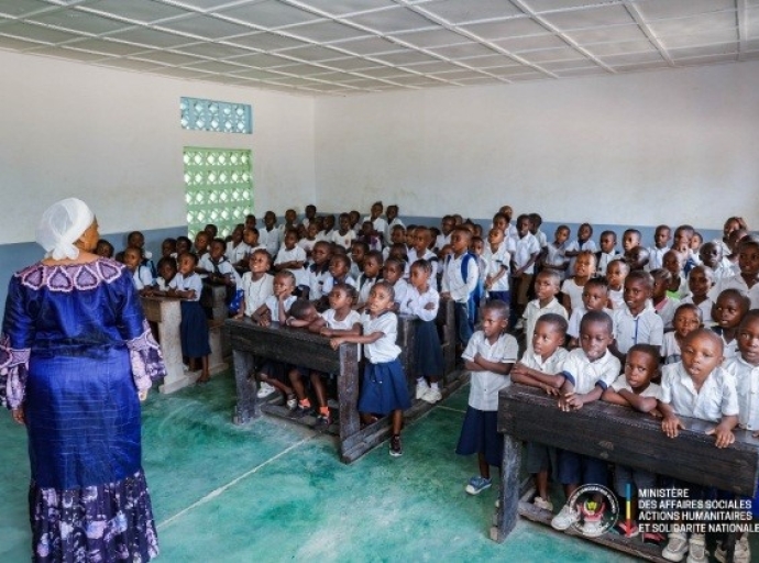 Basoko: Eve Bazaïba dote les élèves de l'Ecole Primaire Bolingo des kits scolaires